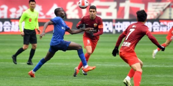 【超级杯】马莱莱捡漏茹萨染红 申花1比0海港捧杯