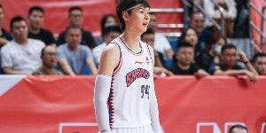 很无奈！王哲林第三节被撞胸部伤退 出战22分钟拿7分8板2助