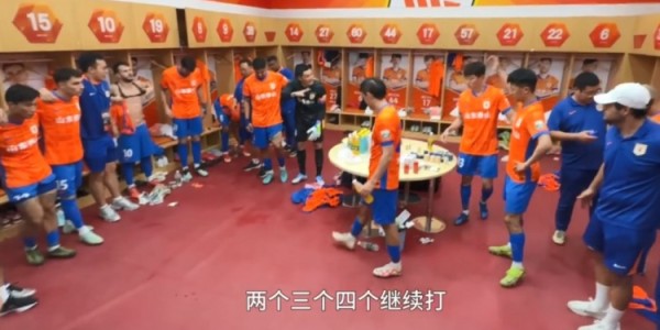 王大雷半场休息时喊话队友：两个、三个、四个继续打！