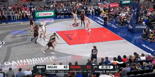 开云-进攻哑火！飞翼第二节两次被打出9-0，狂热一度落后14分追平比分