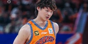 开云-带队追赶！王哲林半场8中5砍全队最高12分6板 有3次犯规