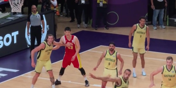 开云体育官网-这氛围爱了！错失绝杀后全队纷纷上前鼓励胡明轩 赵睿微笑拍头